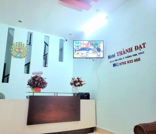 头顿Motel Thành Đạt的墙上有标志的等候室