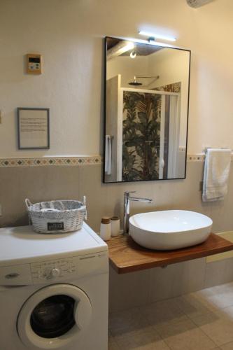 卡拉·利贝罗托viale Marzellinu的一间带水槽和洗衣机的浴室