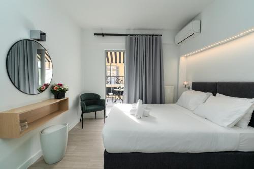雅典Hotel Adonis Athens的配有一张大床和镜子的酒店客房