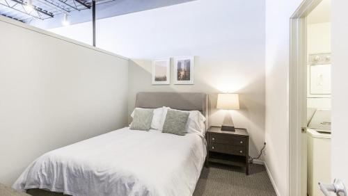 奥马哈Landing Modern Apartment with Amazing Amenities (ID9106X83)的白色卧室配有床和灯