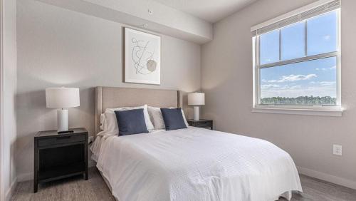 Fort Myers VillasLanding Modern Apartment with Amazing Amenities (ID8094X36)的白色的卧室设有床和窗户