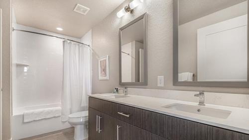 Fort Myers VillasLanding Modern Apartment with Amazing Amenities (ID8094X36)的一间带水槽、卫生间和镜子的浴室