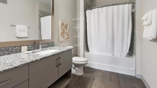 MiddleburgLanding Modern Apartment with Amazing Amenities (ID9455X92)的浴室配有卫生间、盥洗盆和淋浴。