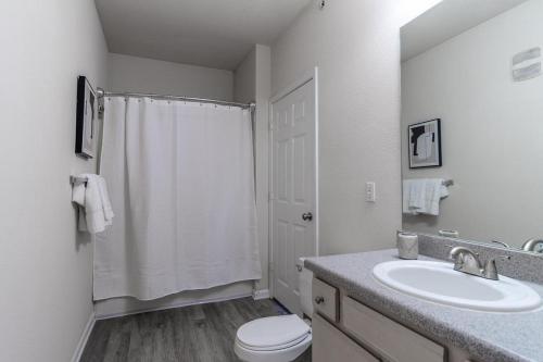 蒙特朱丽叶Landing Modern Apartment with Amazing Amenities (ID4039X27)的一间带水槽、卫生间和淋浴的浴室