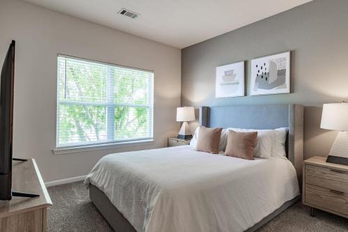 蒙特朱丽叶Landing Modern Apartment with Amazing Amenities (ID4039X27)的一间卧室设有一张大床和一个窗户。