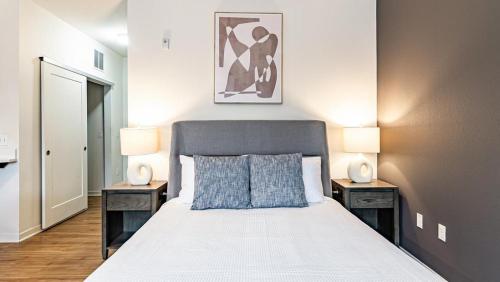 恩格尔伍德Landing Modern Apartment with Amazing Amenities (ID8283X49)的一间卧室配有一张带2个床头柜的大床