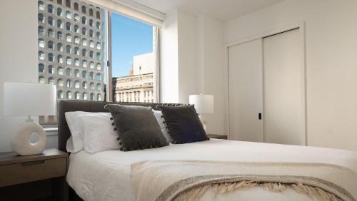 纽约Landing Modern Apartment with Amazing Amenities (ID3117X83)的一间卧室设有一张大床和大窗户