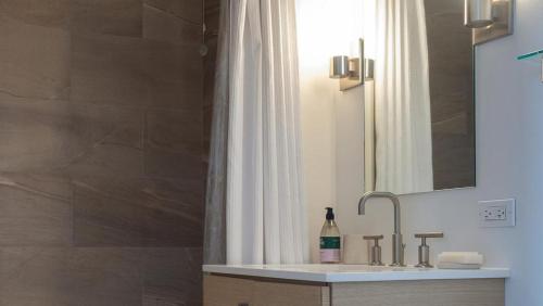 纽约Landing Modern Apartment with Amazing Amenities (ID3117X83)的浴室配有盥洗盆和带镜子的淋浴