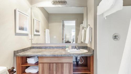 温哥华Landing Modern Apartment with Amazing Amenities (ID7205X60)的一间带水槽和大镜子的浴室
