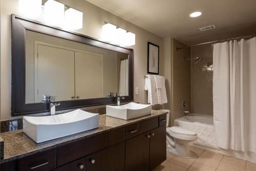 奥斯汀Landing Modern Apartment with Amazing Amenities (ID2977X82)的浴室配有2个盥洗盆、卫生间和浴缸。