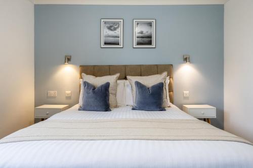 雷德鲁斯Inn For All Seasons的一间卧室配有一张带蓝色枕头的大床