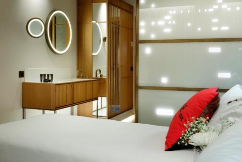 马德里Hard Rock Hotel Madrid的一间卧室配有一张床,浴室设有水槽
