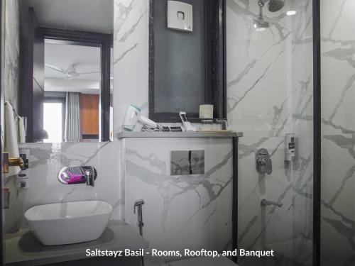 古尔冈Saltstayz Basil - Near Golf Course Road & Extension Road的一间带水槽和镜子的浴室