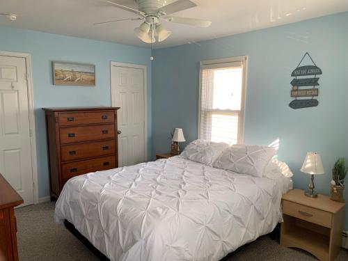 布拉德利比奇Bradley Beach Cozy Retreat的卧室配有白色的床和梳妆台。