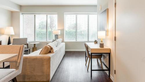 奥兰多Landing Modern Apartment with Amazing Amenities (ID7549X82)的客厅配有沙发和桌子