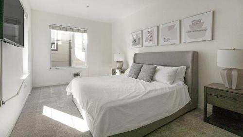 奥克兰Landing Modern Apartment with Amazing Amenities (ID1191X971)的白色的卧室设有床和窗户
