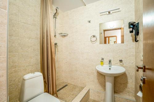 沃罗涅什Отель Ямской的一间带水槽、卫生间和淋浴的浴室