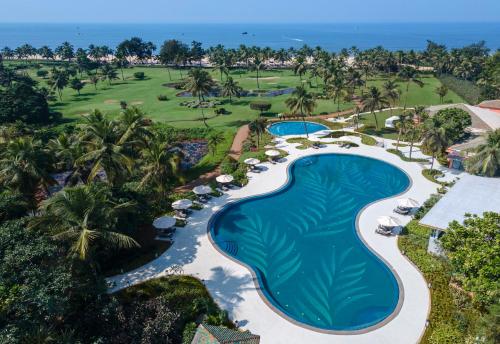 卡乌罗西姆The St. Regis Goa Resort的享有度假村游泳池的空中景致