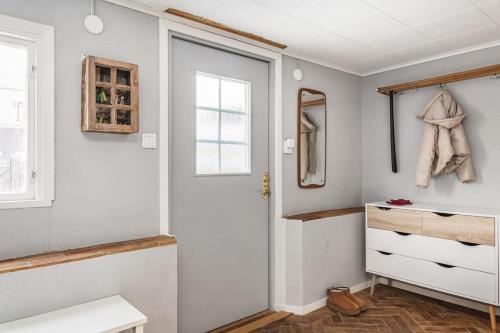 斯德哥尔摩Retro Retreat with Modern Comforts的浴室设有白色门和镜子