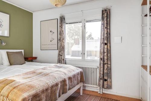 斯德哥尔摩Retro Retreat with Modern Comforts的一间卧室设有一张床和一个窗口