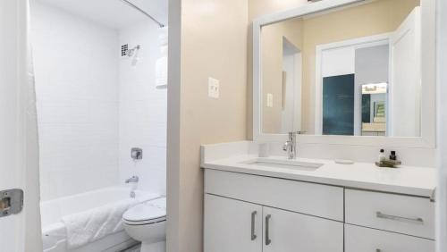 阿林顿Landing Modern Apartment with Amazing Amenities (ID8363X48)的一间带水槽、卫生间和镜子的浴室