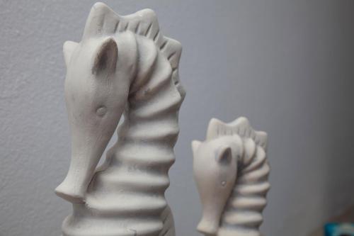 洛加拉斯Paros Melodia Apartments的两件白色陶瓷雕像,由两件斑马组成