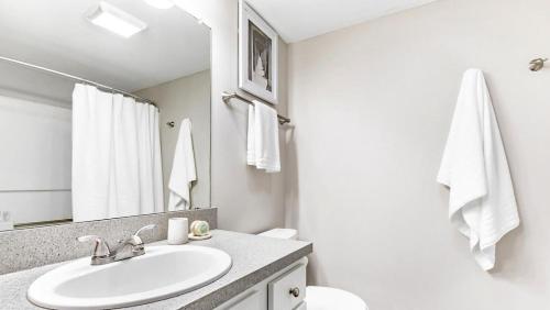 Canal WinchesterLanding Modern Apartment with Amazing Amenities (ID5679)的白色的浴室设有水槽和镜子