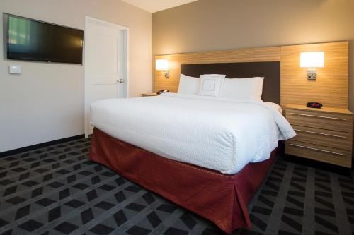 蔓越莓乡匹兹堡蔓越莓镇万豪广场套房酒店的一张大白色的床,位于酒店客房内