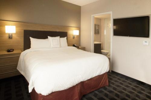 蔓越莓乡匹兹堡蔓越莓镇万豪广场套房酒店的一张大白色的床,位于酒店客房内