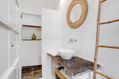 CampinhoCasa da Junqueira - Lago do Alqueva的台面上带白色水槽的浴室