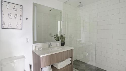 劳德代尔堡Landing - Modern Apartment with Amazing Amenities (ID1401X723)的白色的浴室设有水槽和淋浴。