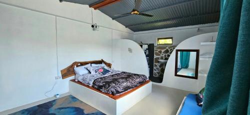 Rodrigues IslandLe lataniers的卧室中间设有一张床