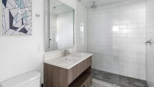 劳德代尔堡Landing - Modern Apartment with Amazing Amenities (ID1401X727)的一间带水槽、卫生间和镜子的浴室