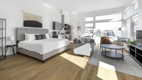 丹佛Landing - Modern Apartment with Amazing Amenities (ID1401X734)的一间卧室设有一张床和一间客厅。