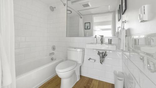 丹佛Landing - Modern Apartment with Amazing Amenities (ID1401X734)的白色的浴室设有卫生间和水槽。