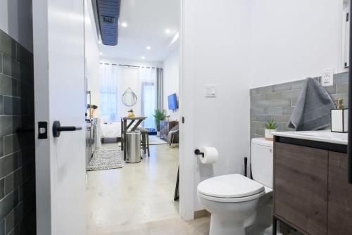 纽约3-1 New Prime East Village Private Terrace的浴室配有白色卫生间和盥洗盆。