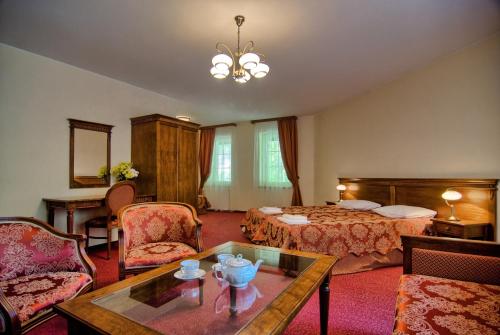 斯克拉斯卡波伦巴Rezydencja Piastowska的酒店客房配有一张床铺和一张桌子。