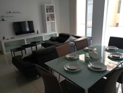 圣朱利安斯Apartment in San Julijans的客厅配有桌子和沙发