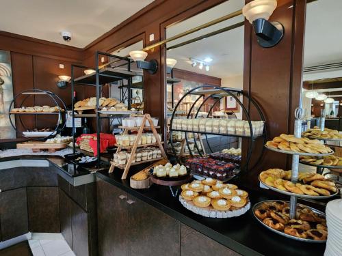 马亚圭斯马亚圭斯度假村和赌场度假酒店的展示着许多不同类型的糕点的面包店