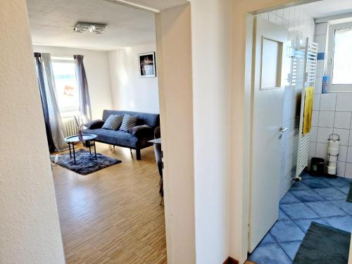 Neckarau2 bedrooms appartement with balcony and wifi at Neckarau Mannheim的走廊通往带沙发的客厅