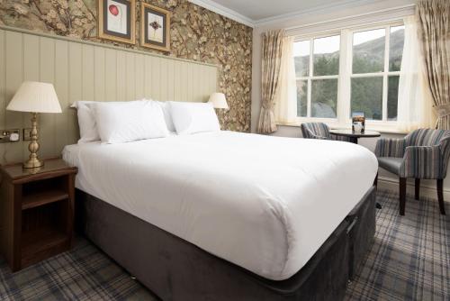 格伦里丁The Ullswater Inn- The Inn Collection Group的一张大白色的床,位于酒店客房内
