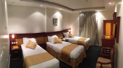 Al Adl Jewel Hotel客房内的一张或多张床位