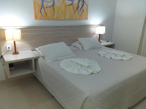 阿尔塔弗洛雷斯塔Lisboa Palace Hotel的一张带2个床头柜和2盏灯的白色床