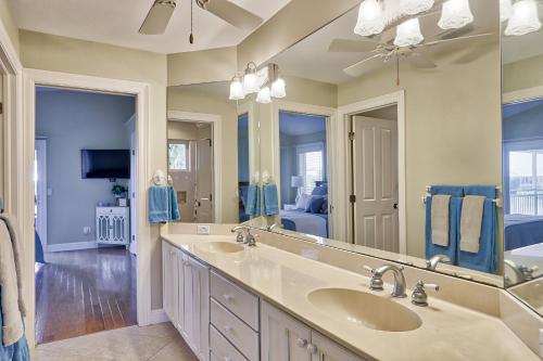萨尼贝尔Eagle's View的一间带两个盥洗盆和大镜子的浴室