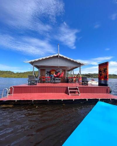 马瑙斯Flutuante Long Beach Manaus Am的船上有红色甲板