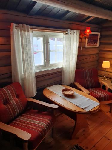 MysusæterBjørgebu Camping AS的一间设有桌子、长凳和窗户的房间