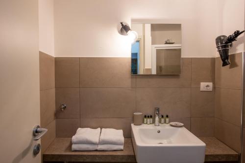 热那亚U Genova的一间带水槽和镜子的浴室