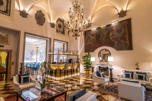 佛罗伦萨金塔温泉酒店的客厅配有吊灯和桌子