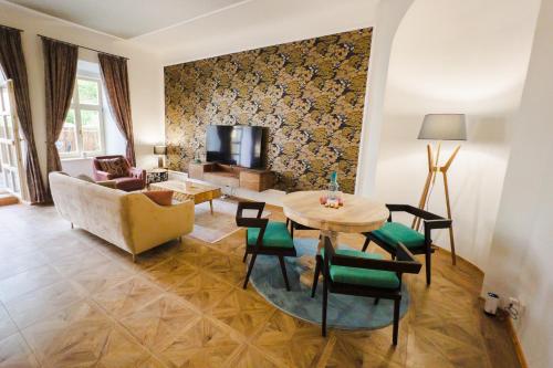 班斯卡 - 什佳夫尼察Opera apartments的客厅配有桌子和沙发
