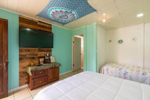 SarchíCasa Mandala by Dreamcatcher的一间卧室设有一张大床和蓝色的天花板